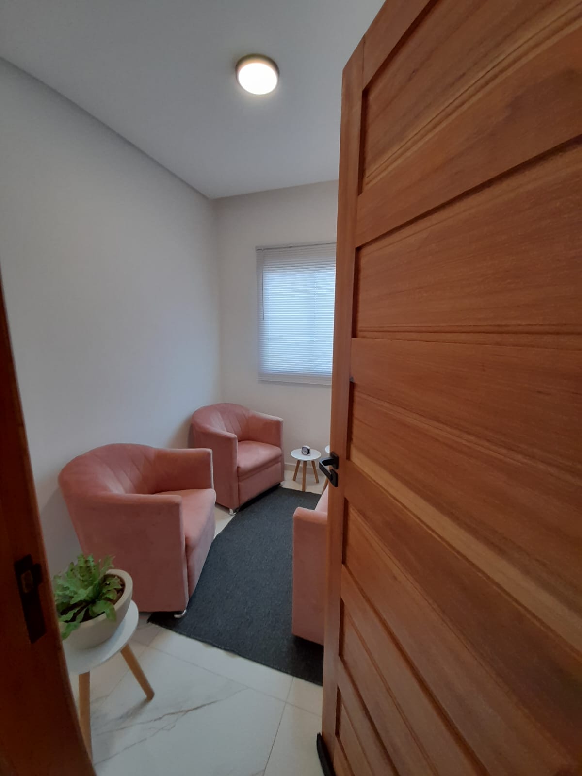 Sala de atendimento presencial com poltronas